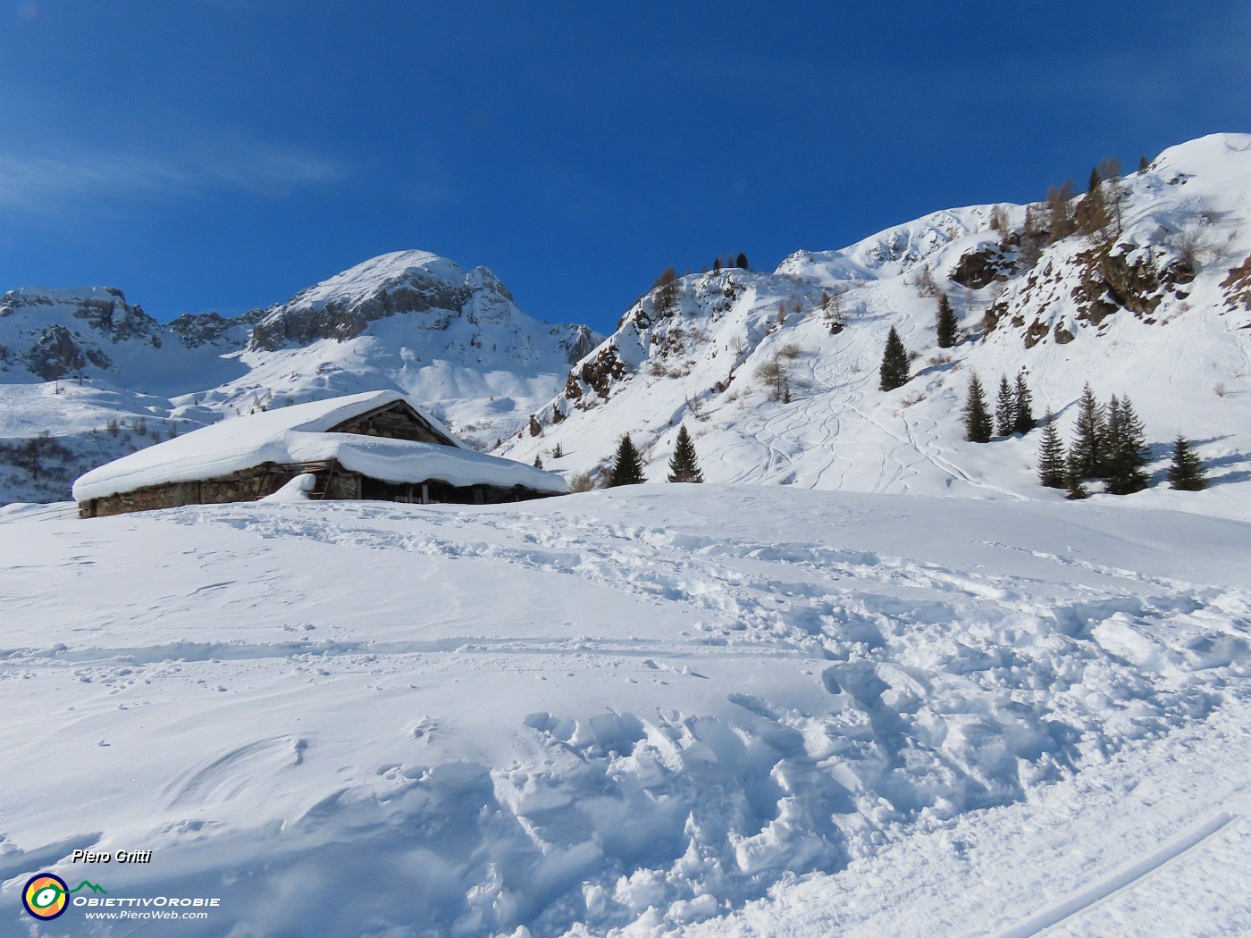 19 Baita ben inbacuccata di neve con bella vista sul Monte Cavallo a sx e Siltri a dx.JPG